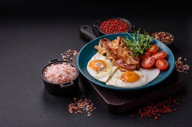 Yağda yumurta, pastırma, domates, mikroyeşillik, tuz, baharat ve bitkilerle doyurucu bir kahvaltı.