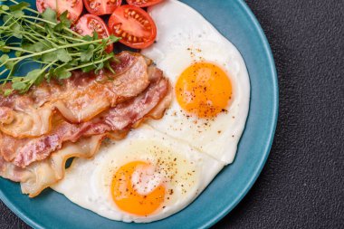 Yağda yumurta, pastırma, domates, mikroyeşillik, tuz, baharat ve bitkilerle doyurucu bir kahvaltı.