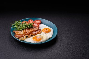 Yağda yumurta, pastırma, domates, mikroyeşillik, tuz, baharat ve bitkilerle doyurucu bir kahvaltı.