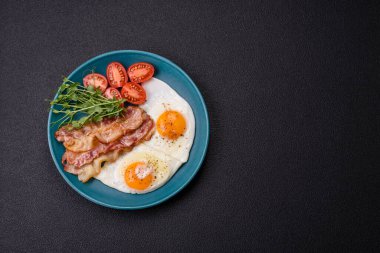 Yağda yumurta, pastırma, domates, mikroyeşillik, tuz, baharat ve bitkilerle doyurucu bir kahvaltı.