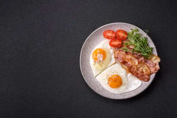Yağda yumurta, pastırma, domates, mikroyeşillik, tuz, baharat ve bitkilerle doyurucu bir kahvaltı.