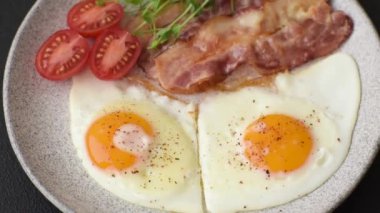 Yağda yumurta, pastırma, domates, mikroyeşillik, tuz, baharat ve bitkilerle doyurucu bir kahvaltı.