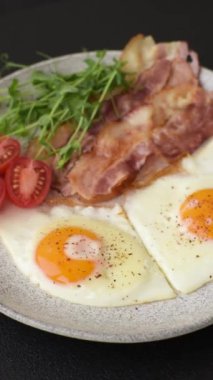 Yağda yumurta, pastırma, domates, mikroyeşillik, tuz, baharat ve bitkilerle doyurucu bir kahvaltı.
