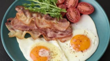 Yağda yumurta, pastırma, domates, mikroyeşillik, tuz, baharat ve bitkilerle doyurucu bir kahvaltı.