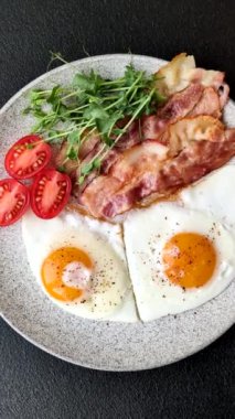 Yağda yumurta, pastırma, domates, mikroyeşillik, tuz, baharat ve bitkilerle doyurucu bir kahvaltı.