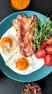 Yağda yumurta, pastırma, domates, mikroyeşillik, tuz, baharat ve bitkilerle doyurucu bir kahvaltı.