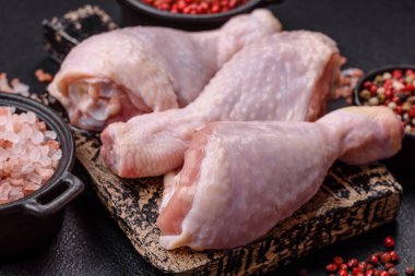 Tuzlu, baharatlı ve çimento kaplı çiğ tavuk bacakları. Evde yemek pişirmek.