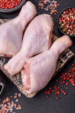 Tuzlu, baharatlı ve çimento kaplı çiğ tavuk bacakları. Evde yemek pişirmek.