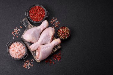 Tuzlu, baharatlı ve çimento kaplı çiğ tavuk bacakları. Evde yemek pişirmek.