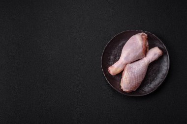 Tuzlu, baharatlı ve çimento kaplı çiğ tavuk bacakları. Evde yemek pişirmek.