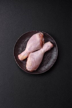 Tuzlu, baharatlı ve çimento kaplı çiğ tavuk bacakları. Evde yemek pişirmek.