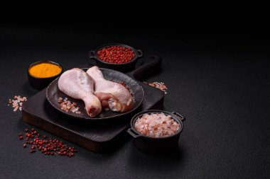 Tuzlu, baharatlı ve çimento kaplı çiğ tavuk bacakları. Evde yemek pişirmek.