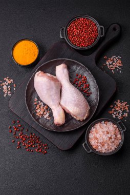 Tuzlu, baharatlı ve çimento kaplı çiğ tavuk bacakları. Evde yemek pişirmek.