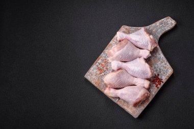 Tuzlu, baharatlı ve çimento kaplı çiğ tavuk bacakları. Evde yemek pişirmek.