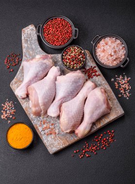 Tuzlu, baharatlı ve çimento kaplı çiğ tavuk bacakları. Evde yemek pişirmek.