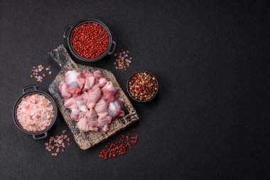 Çiğ tavuk ya da hindi midesi, tuz, baharat ve çimento kaplı otlar.