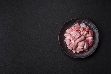 Çiğ tavuk ya da hindi midesi, tuz, baharat ve çimento kaplı otlar.