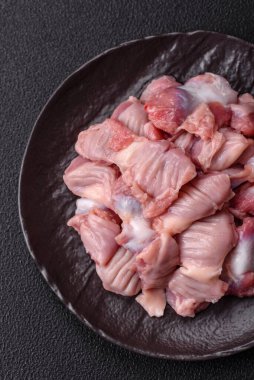 Çiğ tavuk ya da hindi midesi, tuz, baharat ve çimento kaplı otlar.