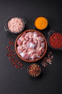 Çiğ tavuk ya da hindi midesi, tuz, baharat ve çimento kaplı otlar.