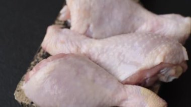 Tuzlu, baharatlı ve çimento kaplı çiğ tavuk bacakları. Evde yemek pişirmek.