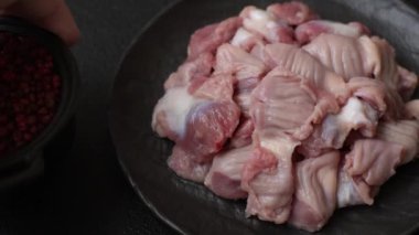 Çiğ tavuk ya da hindi midesi, tuz, baharat ve çimento kaplı otlar.