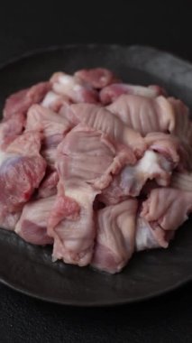 Çiğ tavuk ya da hindi midesi, tuz, baharat ve çimento kaplı otlar.