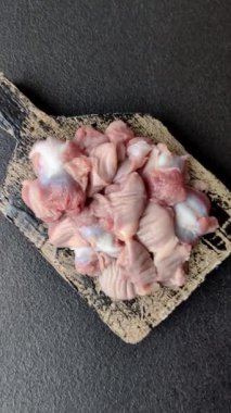 Çiğ tavuk ya da hindi midesi, tuz, baharat ve çimento kaplı otlar.