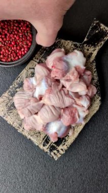 Çiğ tavuk ya da hindi midesi, tuz, baharat ve çimento kaplı otlar.
