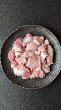 Çiğ tavuk ya da hindi midesi, tuz, baharat ve çimento kaplı otlar.