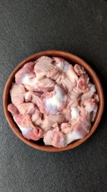 Çiğ tavuk ya da hindi midesi, tuz, baharat ve çimento kaplı otlar.