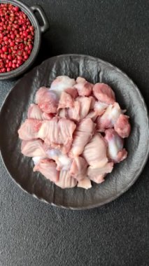 Çiğ tavuk ya da hindi midesi, tuz, baharat ve çimento kaplı otlar.