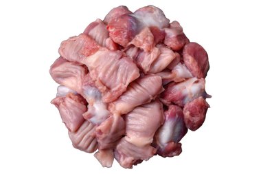 Beyaz arka planda tuzlu, baharatlı ve otlu çiğ tavuk ya da hindi midesi.