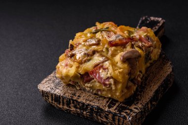 Koyu beton arka planda patates, et, sebze, tuz, baharat ve otlu çoban turtası.