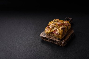 Koyu beton arka planda patates, et, sebze, tuz, baharat ve otlu çoban turtası.