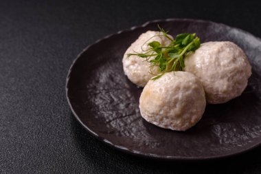 Lezzetli sağlıklı buğulanmış tavuk pirzolası ya da kıymalı köfte. Diyet yemek.