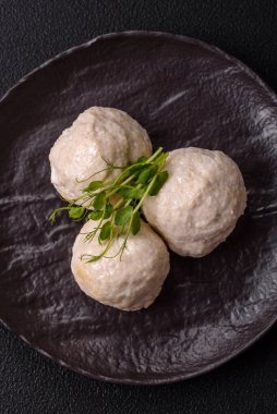 Lezzetli sağlıklı buğulanmış tavuk pirzolası ya da kıymalı köfte. Diyet yemek.