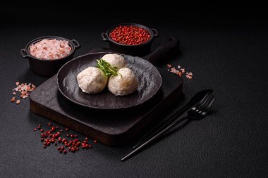 Lezzetli sağlıklı buğulanmış tavuk pirzolası ya da kıymalı köfte. Diyet yemek.