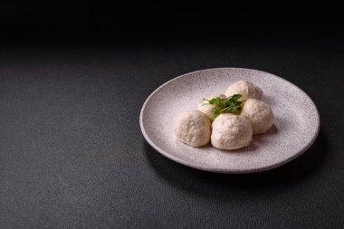 Lezzetli sağlıklı buğulanmış tavuk pirzolası ya da kıymalı köfte. Diyet yemek.