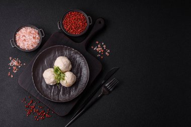 Lezzetli sağlıklı buğulanmış tavuk pirzolası ya da kıymalı köfte. Diyet yemek.