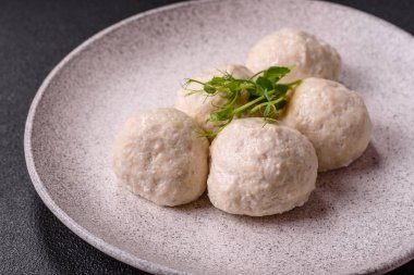 Lezzetli sağlıklı buğulanmış tavuk pirzolası ya da kıymalı köfte. Diyet yemek.