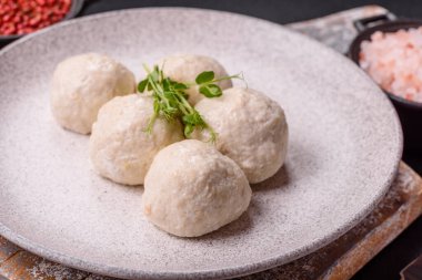 Lezzetli sağlıklı buğulanmış tavuk pirzolası ya da kıymalı köfte. Diyet yemek.
