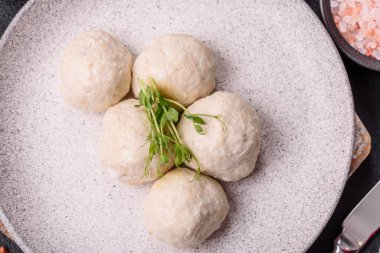 Lezzetli sağlıklı buğulanmış tavuk pirzolası ya da kıymalı köfte. Diyet yemek.