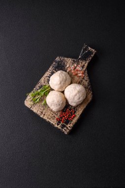 Lezzetli sağlıklı buğulanmış tavuk pirzolası ya da kıymalı köfte. Diyet yemek.