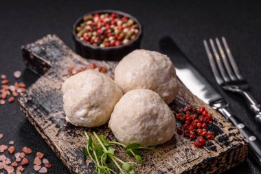 Lezzetli sağlıklı buğulanmış tavuk pirzolası ya da kıymalı köfte. Diyet yemek.