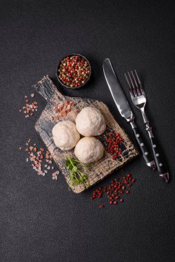 Lezzetli sağlıklı buğulanmış tavuk pirzolası ya da kıymalı köfte. Diyet yemek.