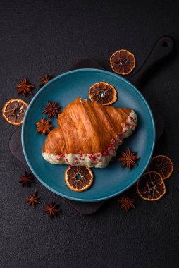 Fıstıklı, ahududulu ve koyu beton kaplamalı çıtır kırmızı kruvasan.