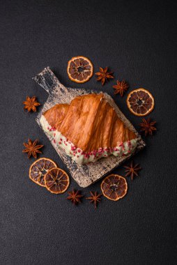 Fıstıklı, ahududulu ve koyu beton kaplamalı çıtır kırmızı kruvasan.