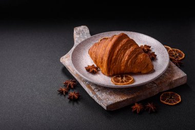 Koyu beton arka planda çikolatalı taze kruvasan.