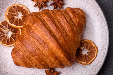 Koyu beton arka planda çikolatalı taze kruvasan.