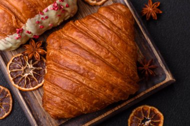 Koyu beton arka planda çikolatalı taze kruvasan.